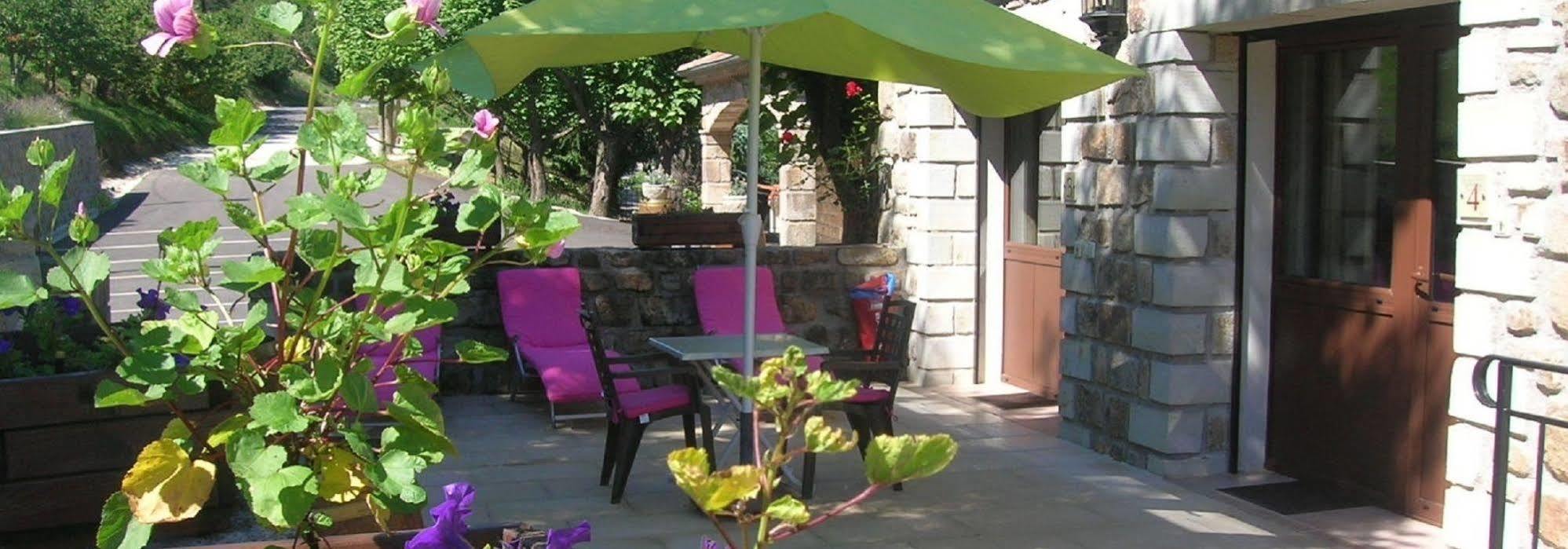 Hotel Aux Vieux Arceaux Mercuer Exterior foto